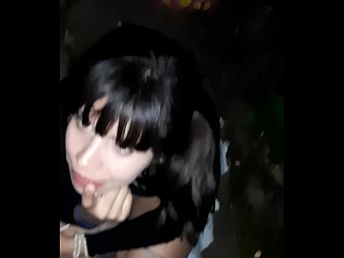 ❤️ 거리에서 사탕과 교환으로 부어오른 페니스 ❤️ 포르노 우리 ☑